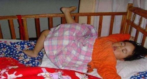 镜头|宝爸“左拥右抱”俩女儿睡午觉,镜头转到儿子后,宝妈立马急了