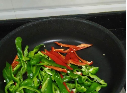 没什么胃口吃饭,我随便炒了这菜,上桌立马胃口大开,配饭吃撑了