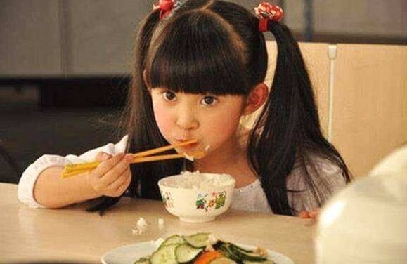 消化|4岁女孩“喝水”进了医院,医生3个时间段别给娃喝水,易积食