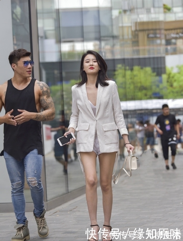 西装|街拍:小姐姐身穿西装配短裤简直帅得不行,打造职场中的柔美气质