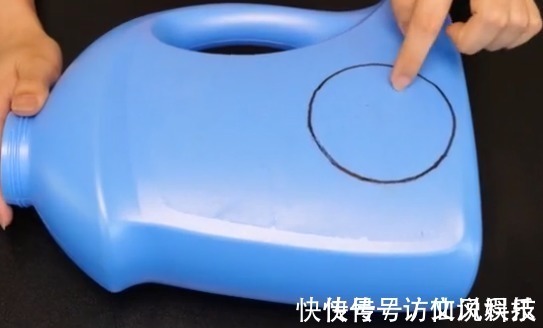 用完的洗衣液瓶不要扔，中间割2个圆还能这样用，超市要卖一百多
