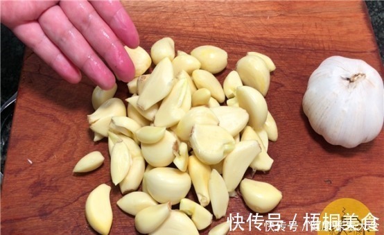 剥大蒜时,只要碰一碰这个部位,蒜皮马上完全脱落,太实用了!