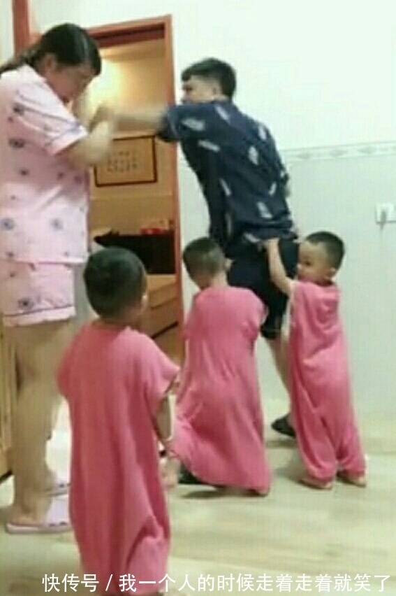 三兄弟|爸爸和妈妈假装打架,三胞胎儿子的做法,让妈妈眼泪不停