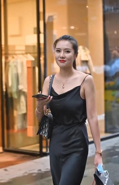 吊带 别致的真丝短裙，小吊带看起来，就像是挂上去的！！