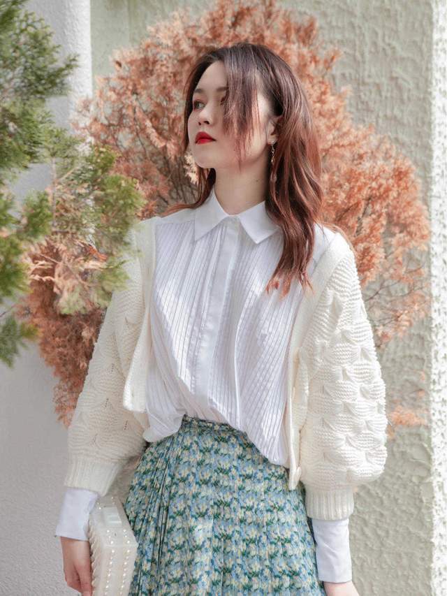 搭配|今年秋天有种穿搭火了,叫“毛衣配半身裙”高级优雅,简直太美了