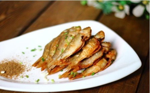  外酥里嫩的干炸小鱼，男人最爱的下酒菜