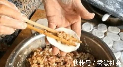 白菜饺子，有人焯水有人直接包，其实都不对，这才是正确做法