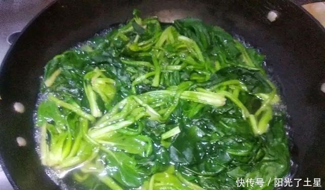 菠菜炒猪血,价钱便宜味道好!炒前多一步,菠菜翠绿无涩味