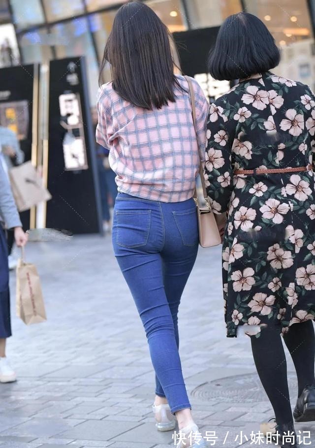 复古风|格子衬衣、牛仔裤,这样的穿搭虽然很复古,但是也很亮眼