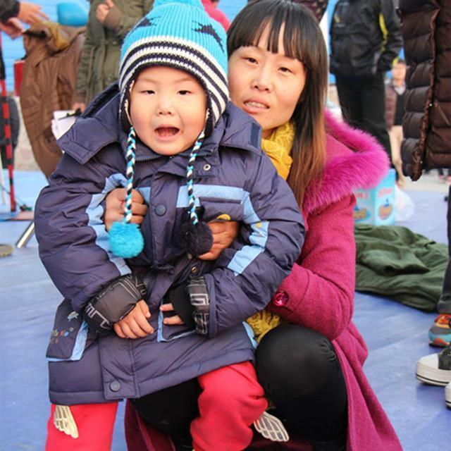 我是大明星|男孩3岁上央视5岁上春晚,为家里年挣百万,现在父母却后悔了