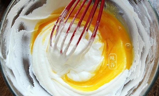 不用烤箱也能做的酸奶蛋糕，又香又软，更适合孩子吃，也不会上火！