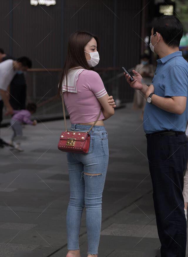 街拍|街拍：小姐姐另类粉紫色水手服，搭配性感破洞裤，成熟与可爱并存