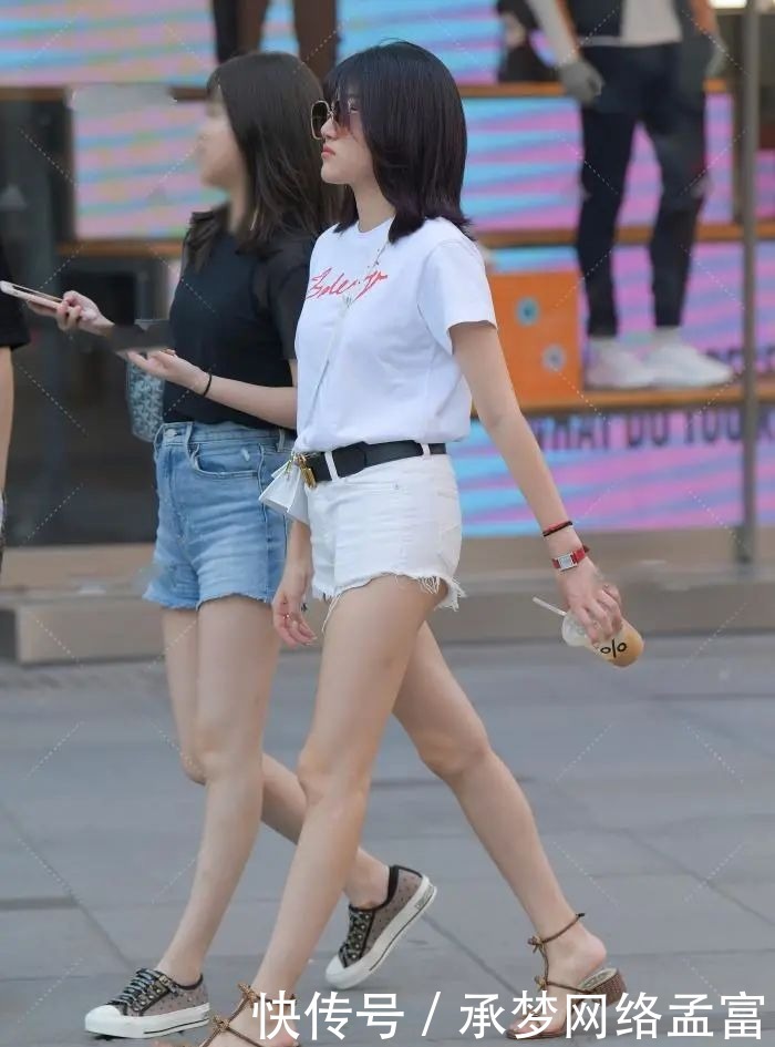 浅色|街拍:短袖搭配浅色裤子