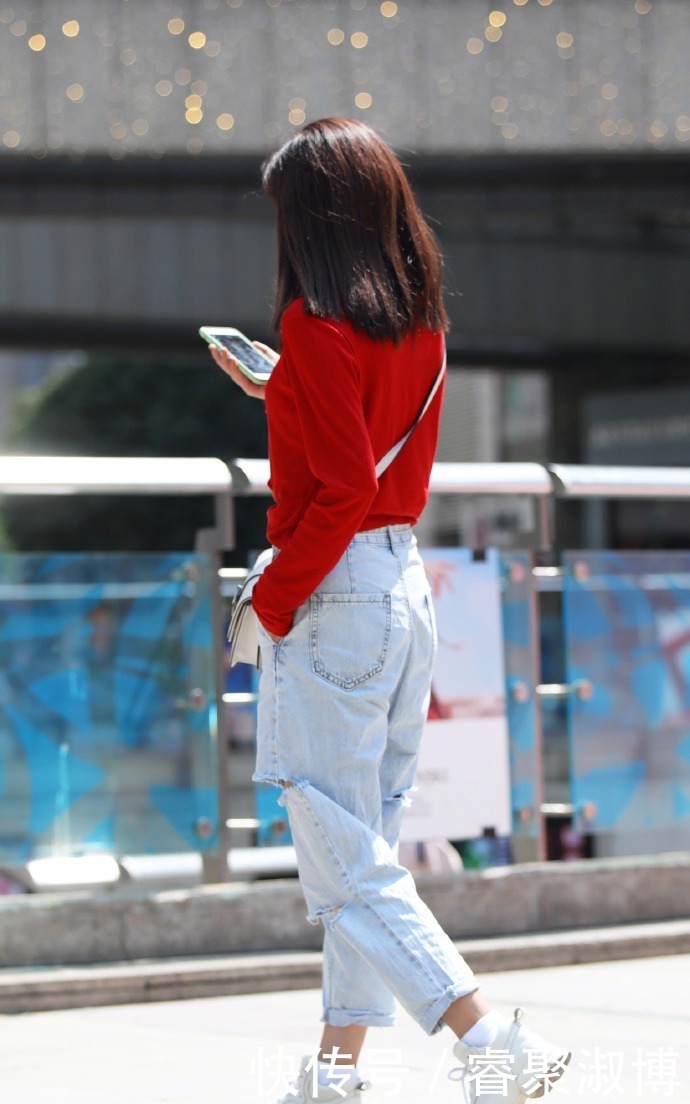 牛仔裤搭配一件红色的上衣,美丽耀眼又靓丽