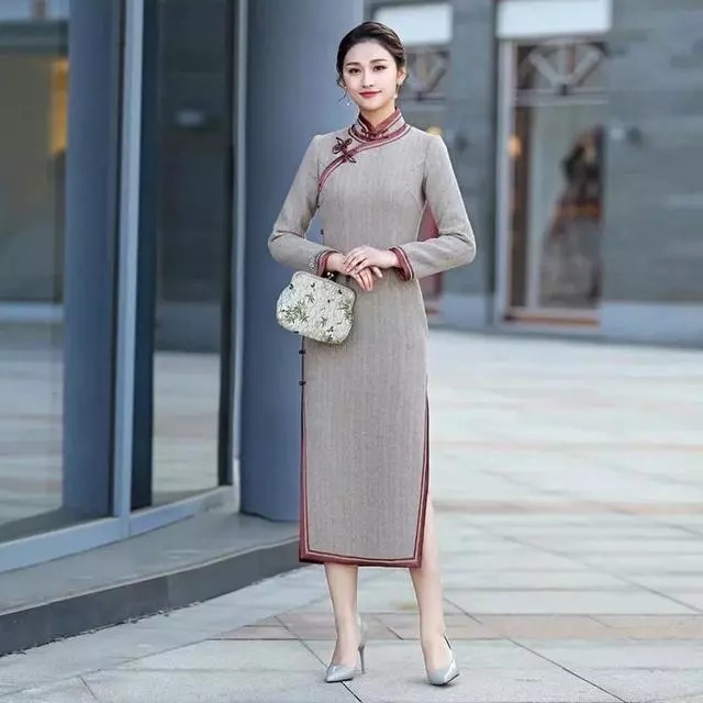 女人|沉稳轻熟灰色旗袍，端庄内敛又含蓄！