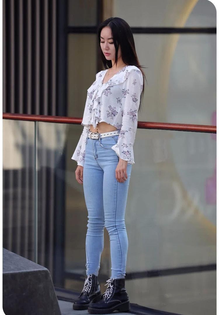  身穿|街拍短发美女身穿套裙，露出一点纤细的腰肢，显得妩媚动人