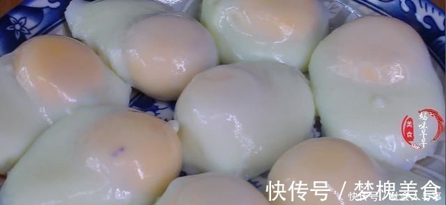 煮荷包蛋时,记得别水开下锅,掌握几个技巧,鸡蛋完整圆嫩不出沫