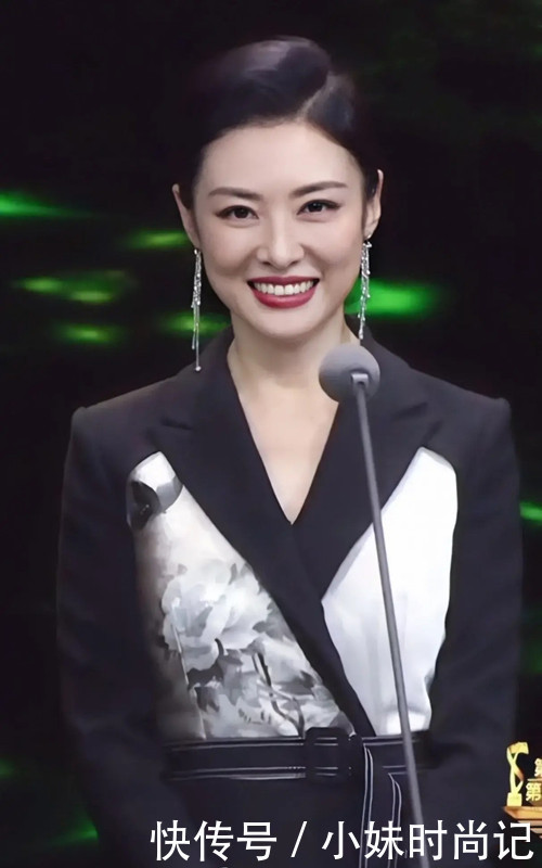 周涛不愧是主持一姐 穿黑色中国风服装好柔美 猛一看以为25岁