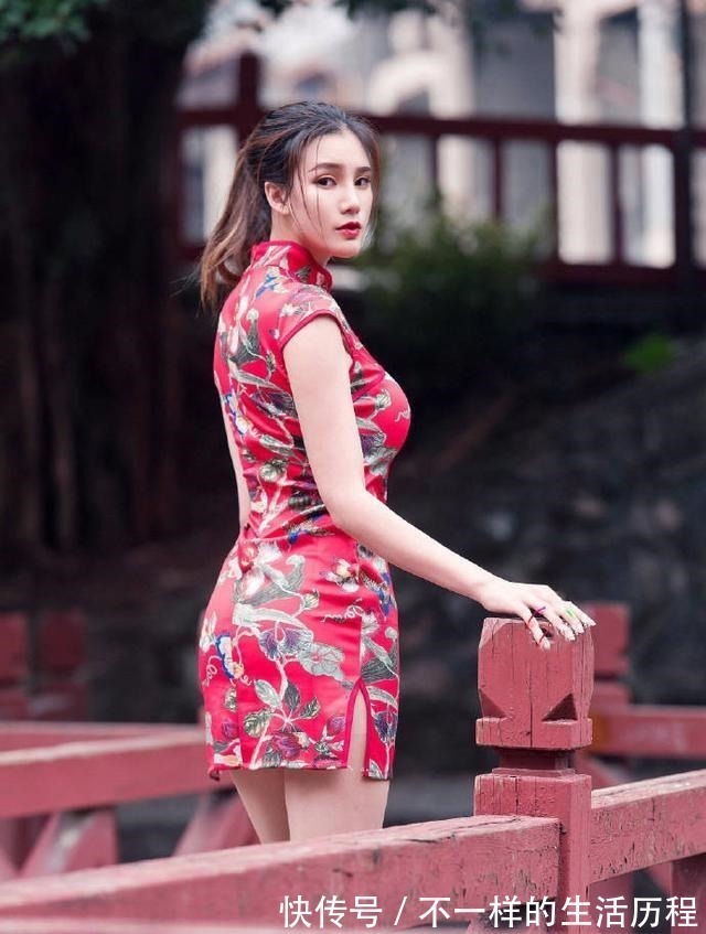 旗袍$一件红色的“改良”旗袍就像一幅赏心悦目的中国画!