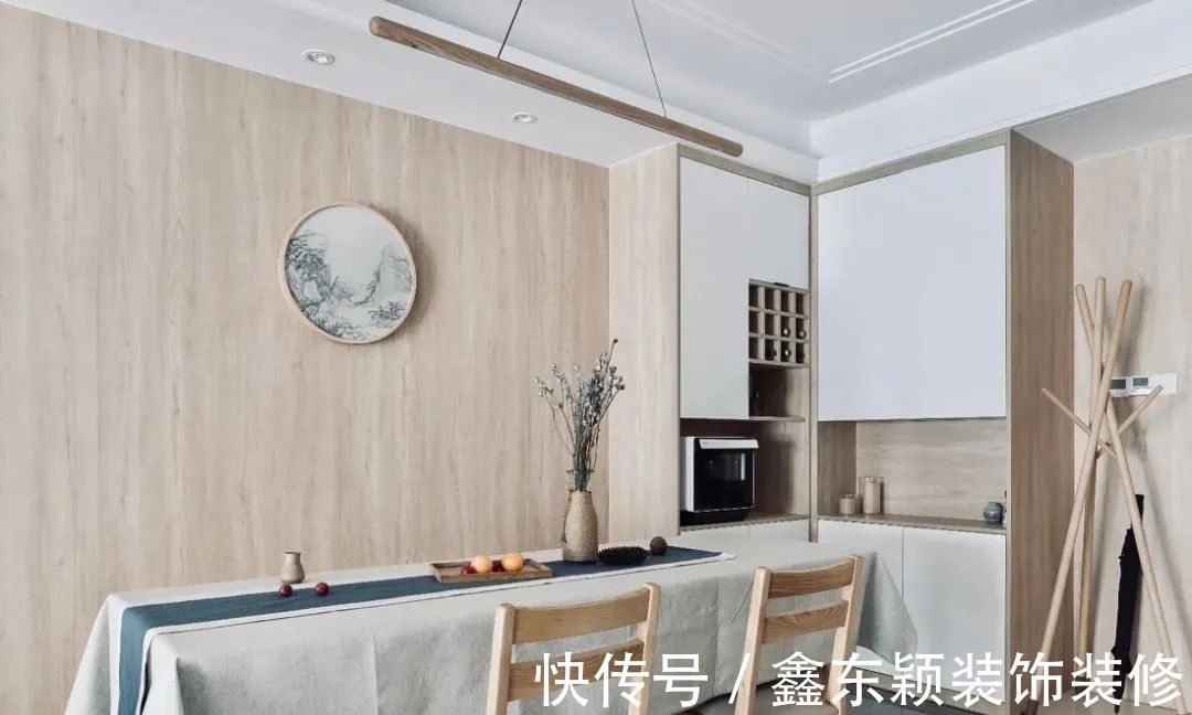 客餐厅|110平三居室，花11万精装房改造，卡座+餐边柜设计，温馨实用！