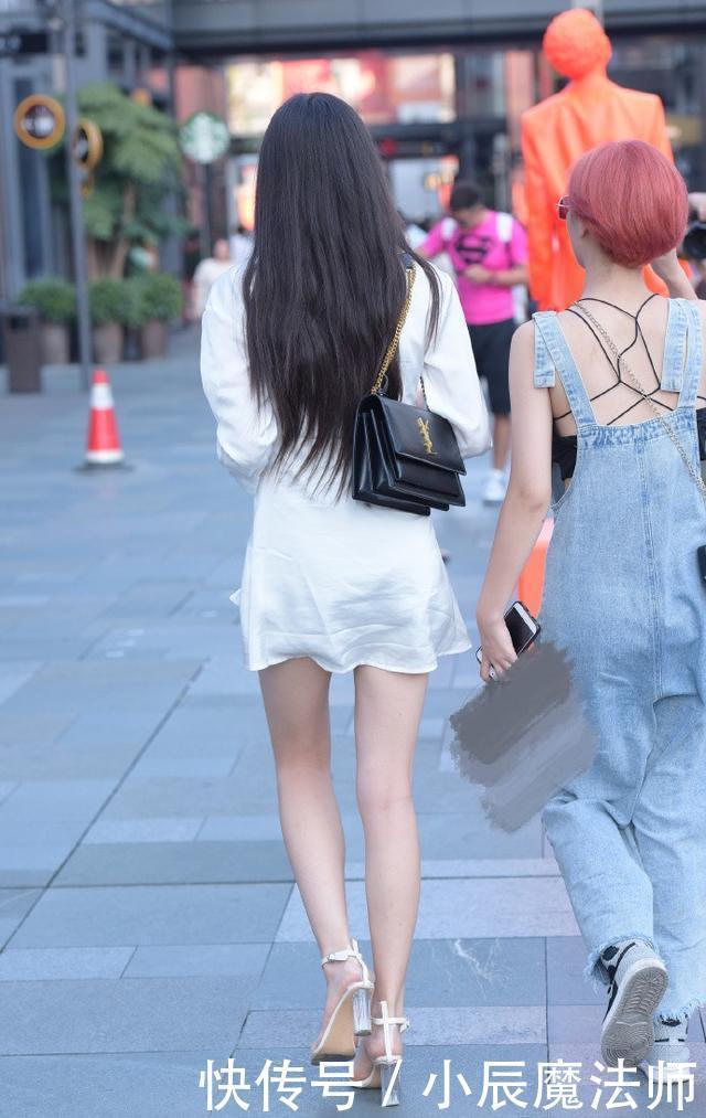 苗条女孩的时尚穿搭,简单的“白色系”造型,展现不一样的魅力