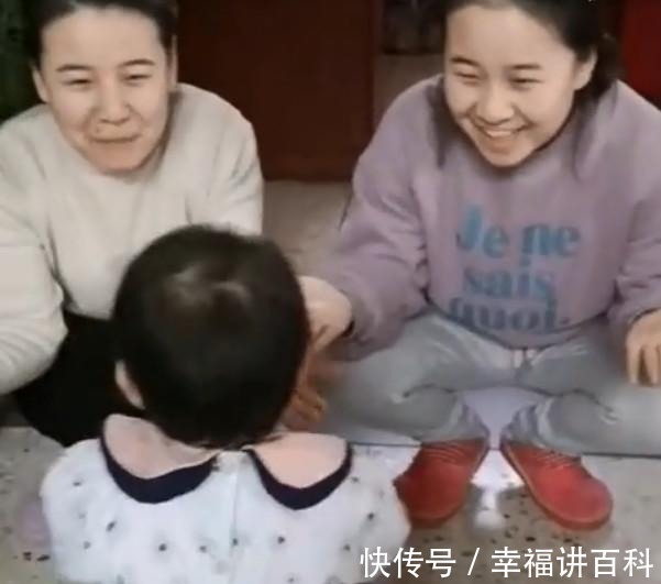 小姨|妈妈和小姨是双胞胎,同时张开怀抱后,宝宝的反应让人笑喷了