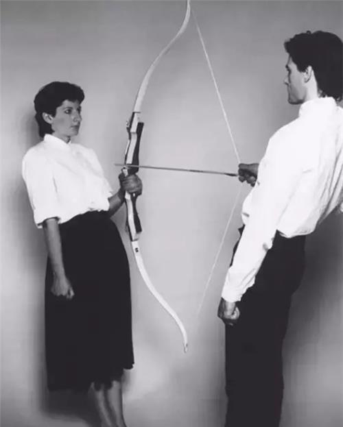 摧残|她将身体麻痹6小时任人处置,没有等到爱与鲜花,只有暴徒的摧残