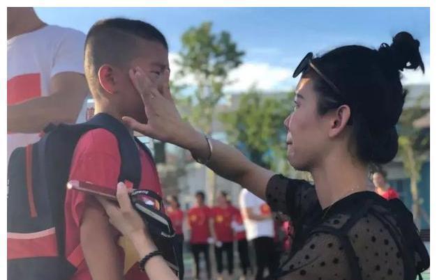 家长|孩子有以下表现,说明已自卑入骨,不少家长还沾沾自喜觉得是好事