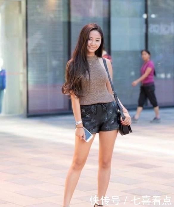 街拍清爽飘逸灵动的小姐姐,随意装扮热辣性感