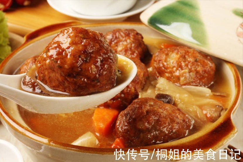 家常红烧狮子头，调肉馅最关键，Q弹香嫩很入味，连吃3个都不腻