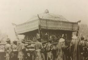 强令|1908年光绪帝葬礼照片，百姓被强令下跪，外国人冷眼旁观
