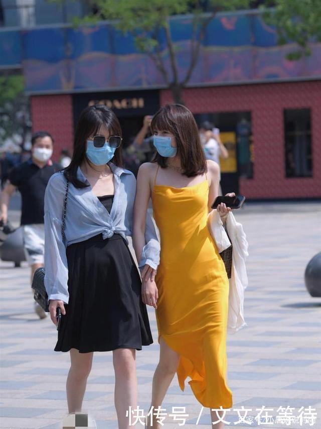 超级明亮的黄色低胸吊带裙,气场十足,真的很漂亮很酷