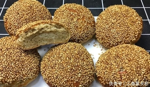 想吃麻酱烧饼吗老阿姨教你自己在家做,酥脆香甜,个个鼓大包