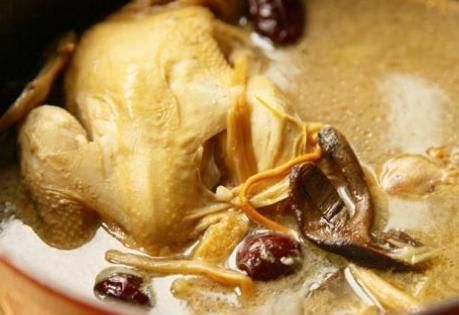 学会|炖鸡汤放盐有讲究,太早太晚口感差的大,学会正确做法,汤鲜肉嫩