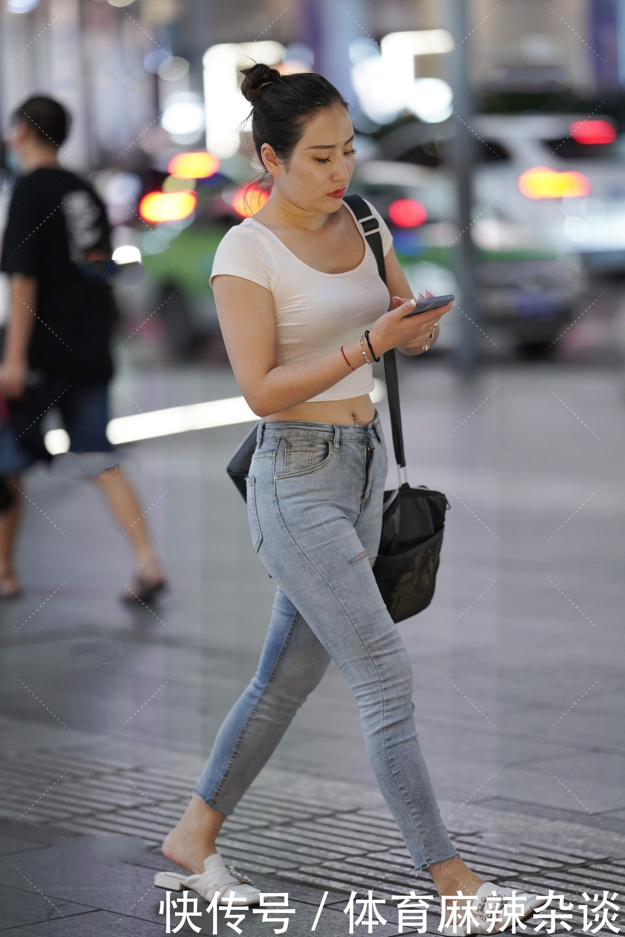 搭配 短款上衣,除了搭配牛仔裤之外,配裙子也是不错的选择