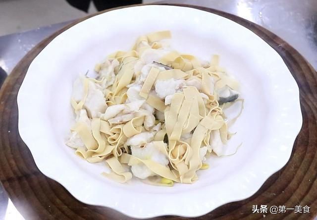 豆腐皮|吃了那么多年草鱼,这才是最好吃的做法,鱼片鲜嫩入味,汤汁浓白