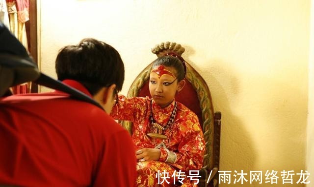 敬仰|尼泊尔最尊贵的女神：万人敬仰连国王也得下跪，退位后却无人敢娶
