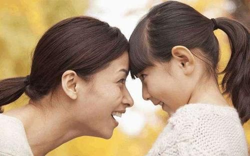 为什么你有“小翅膀”？女儿洗澡时问妈妈，妈妈这样解释