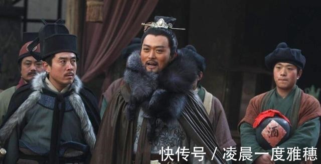 关胜#水浒传此人不但身份比柴进高贵,而且武艺高,躲过花荣射来的箭