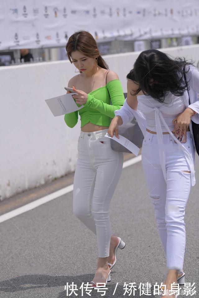 荧光绿上衣与拖鞋穿出俏皮随意感,洒脱又自信