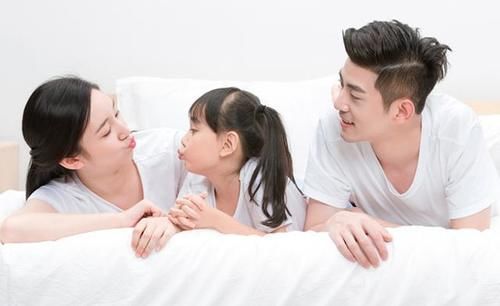 父母|爷爷自制“豪华婴儿车”,上街引路人强势围观,网友:求批量生产