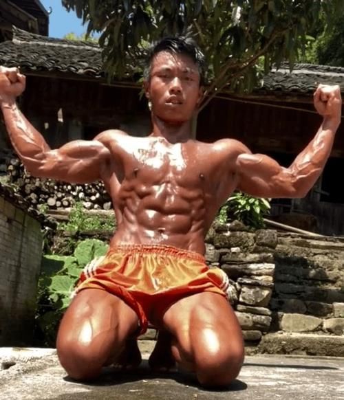农村|这位从农村里走出来的肌肉男，到底什么水平？