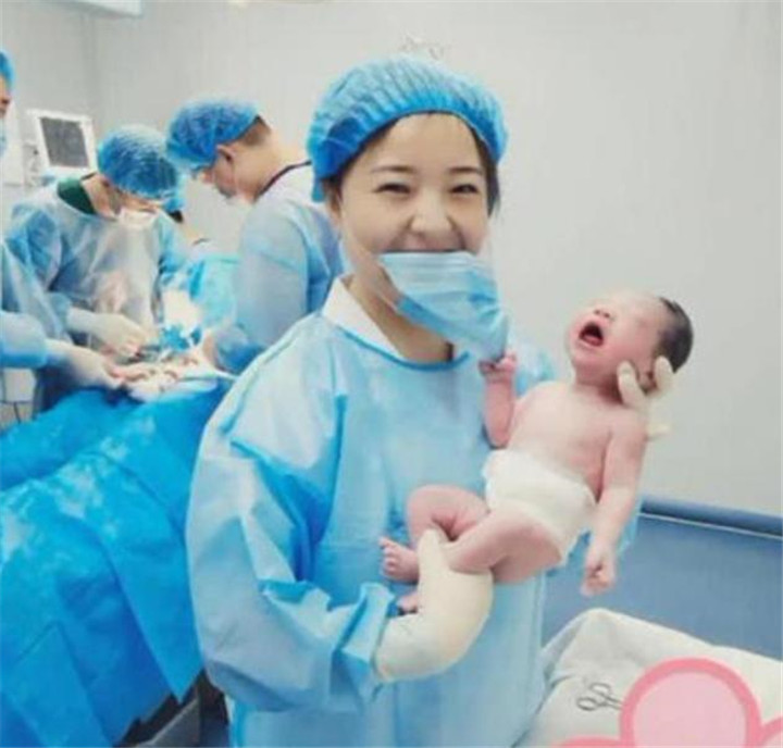 刚出生的宝宝火了，“撩”的护士姐姐笑不容嘴，网友小渣男
