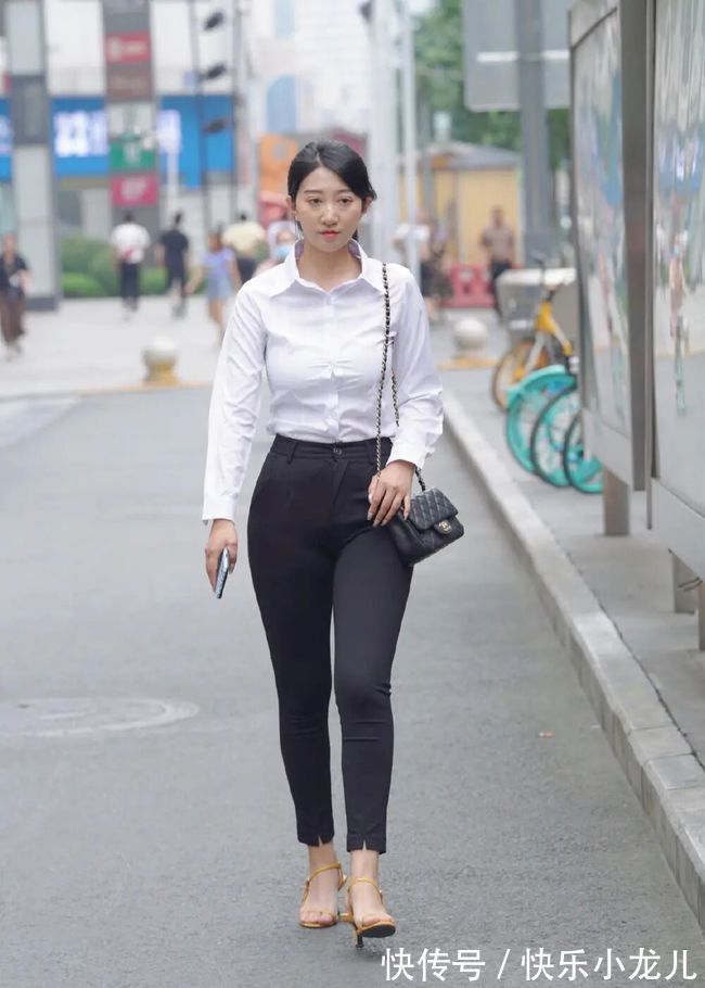 皮裤 秋季穿T恤过时了，白衬衣的三种不同搭配，时髦耐看又得体！