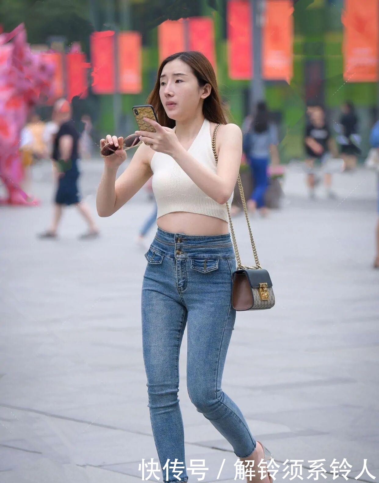 换下“打底裤”,不如来一条牛仔裤,让你回味不一样的美感!