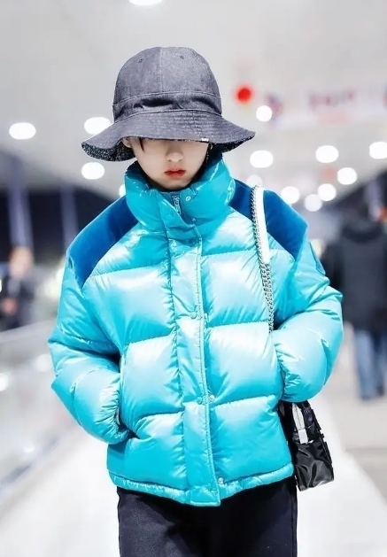 羽绒服|今年冬季,羽绒服流行穿“短”不穿长,学会这样搭配,真显高