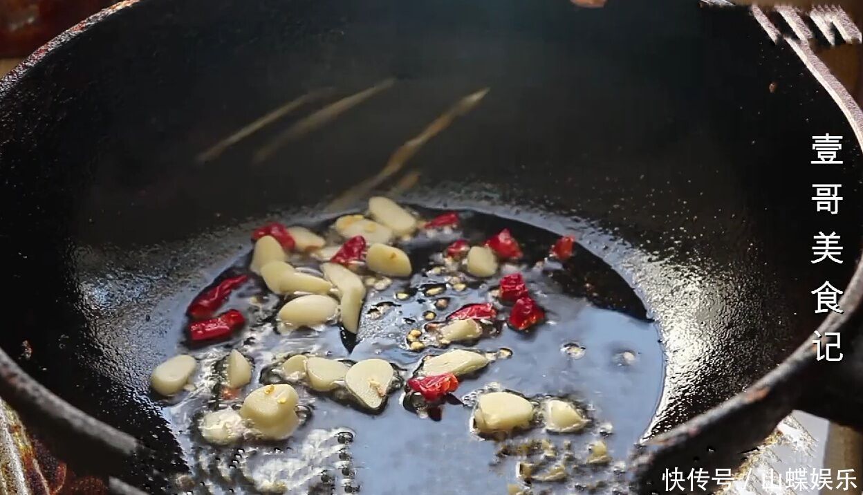 白菜里加1块豆腐，教你新做法，真是太香了，营养下饭又解馋