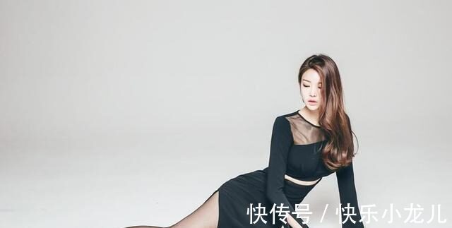 半截裙 蓝色连衣裙搭配黑色丝袜,要不要更美?