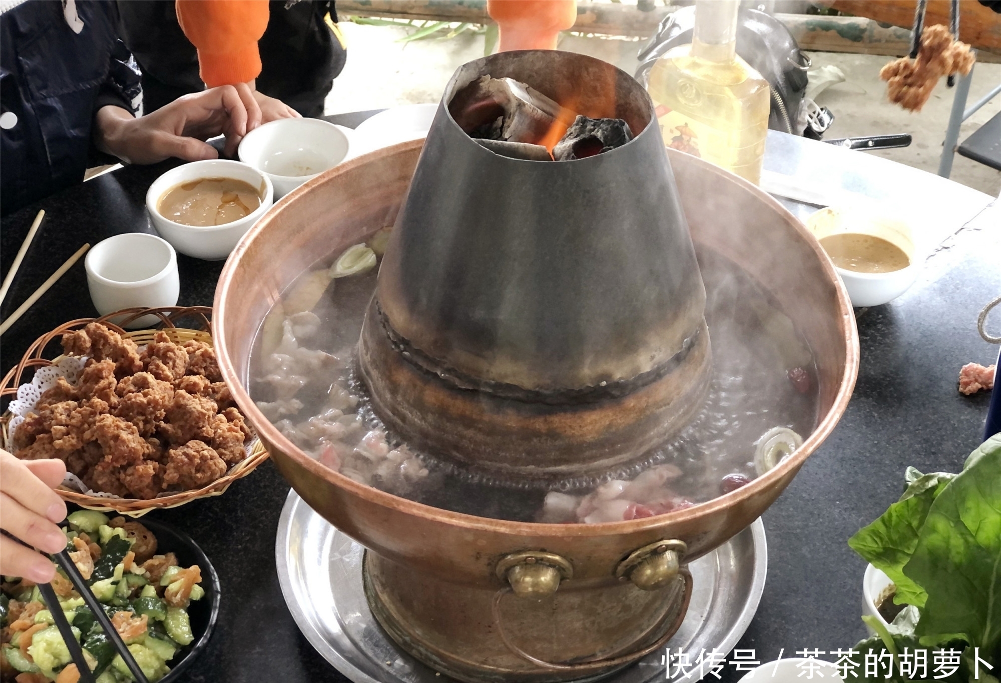 羊肉|假期和家人吃“老式铜火锅”,120元点了2斤肉,看看是真羊肉吗?