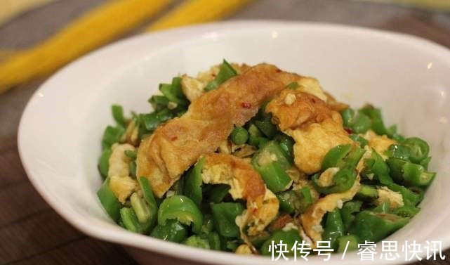 青椒炒鸡蛋时,不要直接下锅炒,记得加一个步骤,鸡蛋鲜嫩可口